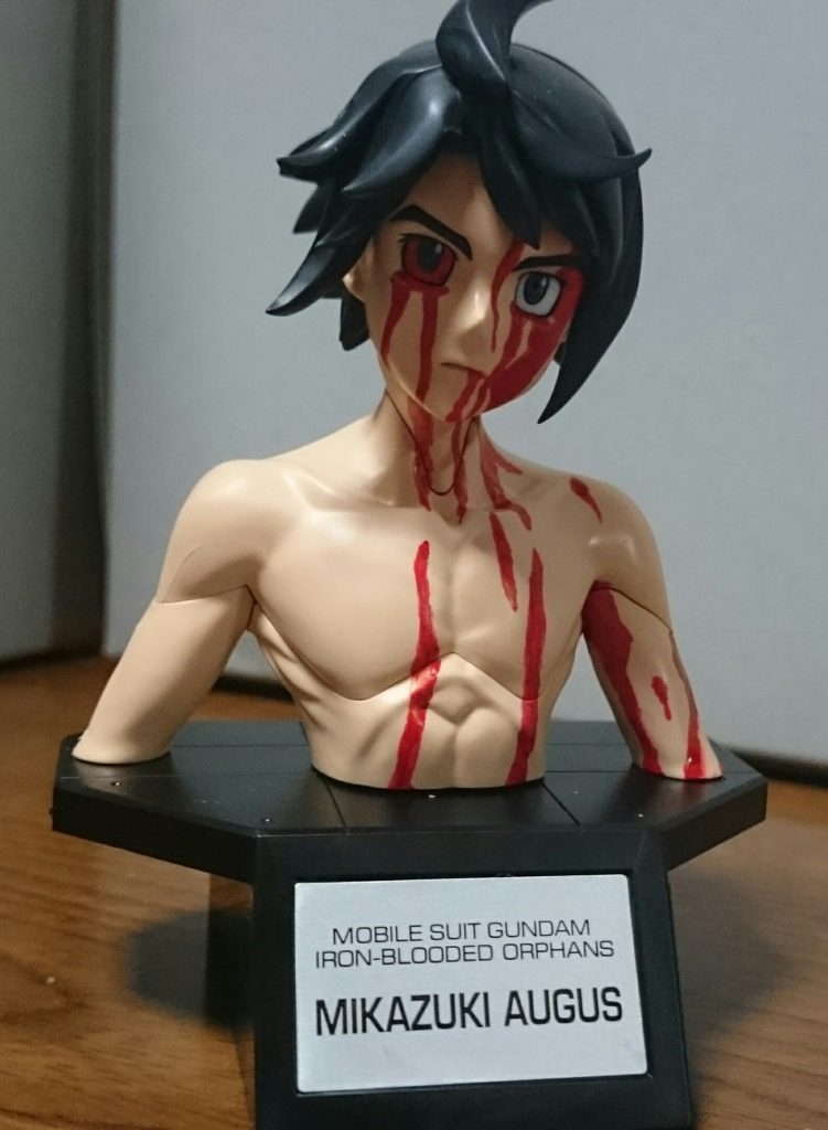 宇宙から大量のダインスレイヴを放たれ、昭弘、グシオンと共に重大なダメージを負った三日月とバルバトス。多量の出血に加え、阿頼耶識のリミッターを解放したことにより、三日月の右目は赤く染まり、さらに血は流れていく――――そんな三日月をガンマカのレッドを血糊代わりに、最終話のキャプ画を参考にして再現してみたっス!