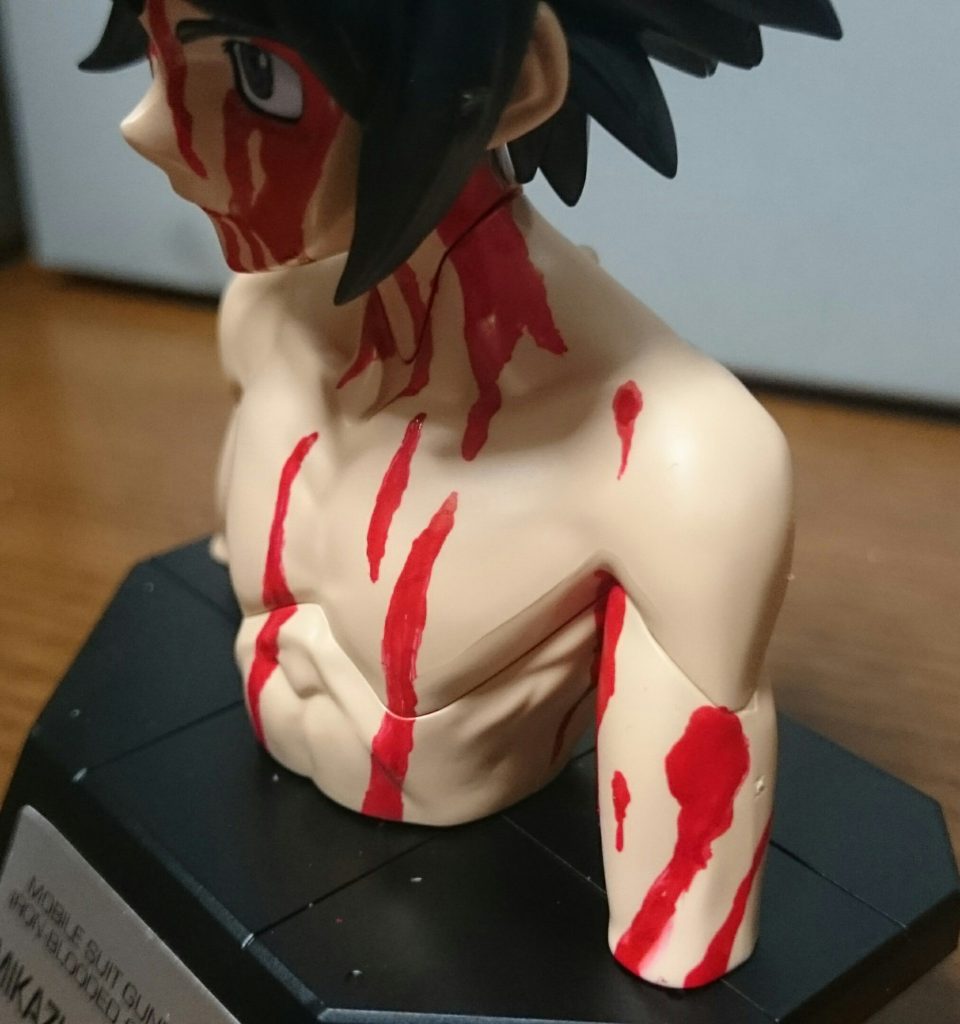 首から下も事切れる直前のカットを参考に血痕等を再現。左の手首のミサンガが血で汚れたとのことなので、左腕も塗装してるっス
