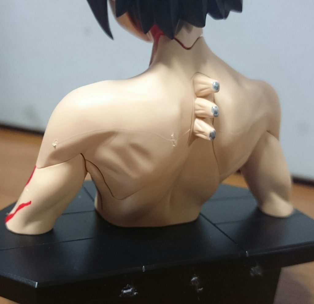 背中は阿頼耶識手術痕のピアスをシルバーで塗装してるっス