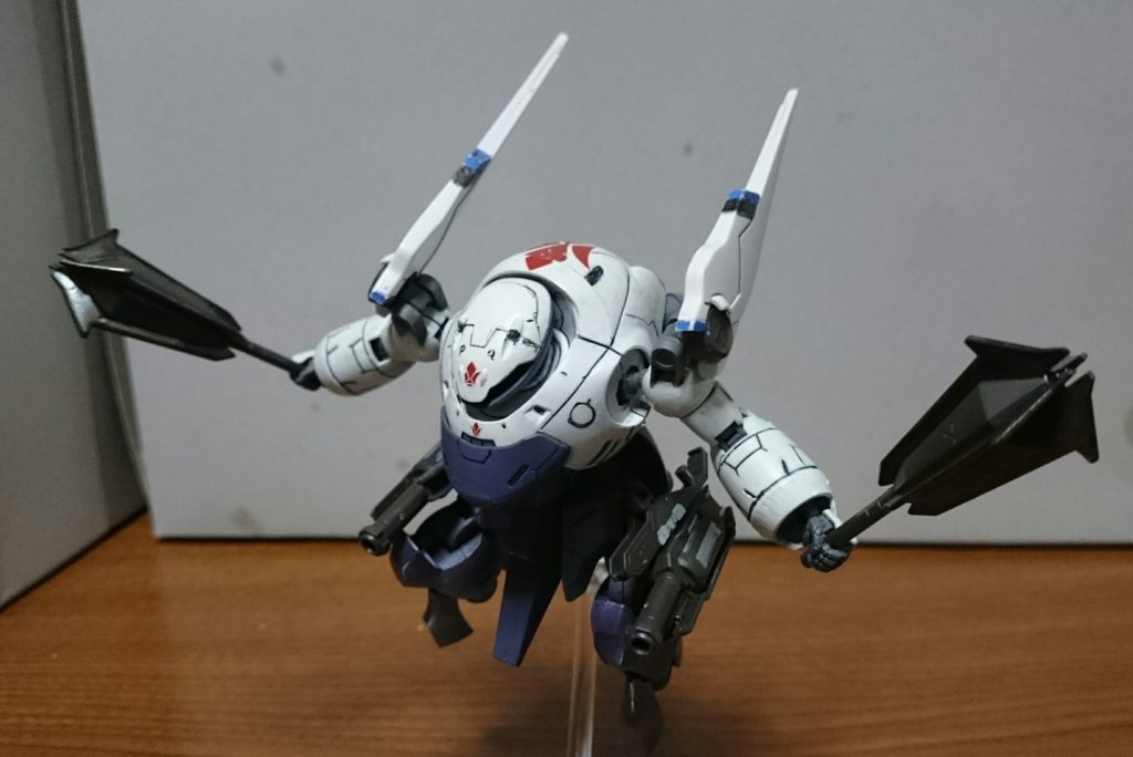 ・三日月専用マン・ロディ随分と前に製作したものっスね。ルプスがハシュマル戦で大破した後にルプスレクスが出来上がるまでの繋ぎに三日月機としてマン・ロディにルプスのスペアパーツの一部を組み込まれて運用されたというオリ設定ス!腹&下半身のメカグレーが大分剥げていたので、撮影前にリペイントしたんスけど、大分色味が違う…画像ではあまりわからないように撮ってるっス。ちなみに頭のセンサー部分のシールは「△▽△」の部分をメタグリーンで塗ってるっス