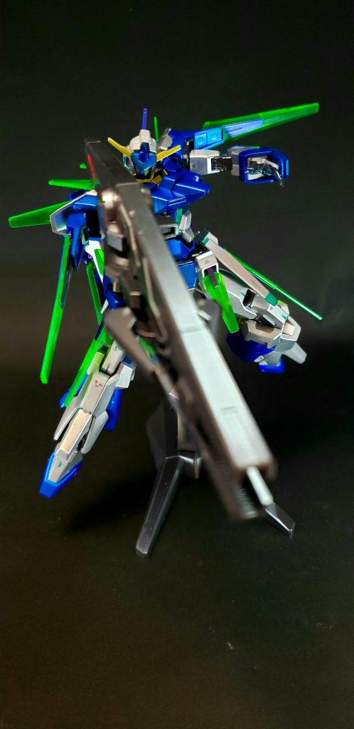 歴代ガンダムの特徴であるウェア換装機能は省略され、各部に設けられたハードポイントに各種武装を選択装備する方式となっている。コアファイター・システムも引き続き採用されているが、機首をMS部の背中に挿入する合体方式となり、より脱出ユニットとしての側面が強くなっている。カラーリングは、歴代ガンダムのトリコロールから赤を廃した白・青主体の配色となっている。主武装の「スタングルライフル」は、先端のバレルを展開した高出力形態「チャージモード」への変形機構を備えており、オプションの大型バレルを合体させることで最大出力形態「ダイダルバズーカ」となる[29]。