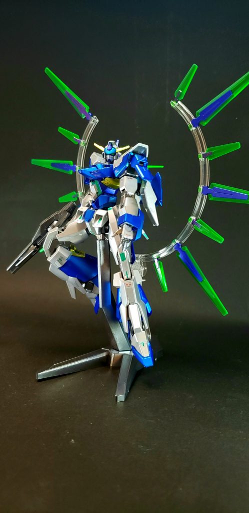 両腕のビームサーベルは、手持ち機能を廃止した完全な内蔵式[51]。全身各所には、ギラーガやレギルスとの交戦経験を基に開発された大型6基、小型8基の刀剣型オールレンジ攻撃兵器「Cファンネル」を装備[29]。Cファンネルはそれ自体がシールドとしての機能を持ち、数基を密集させて防御面積を拡大させたり、一定範囲に展開することで攻防一体のビームバリアを形成する[51]。1基を前腕のビームサーベル発振口に差し込むことで、通常の剣としても使用可能[34]。