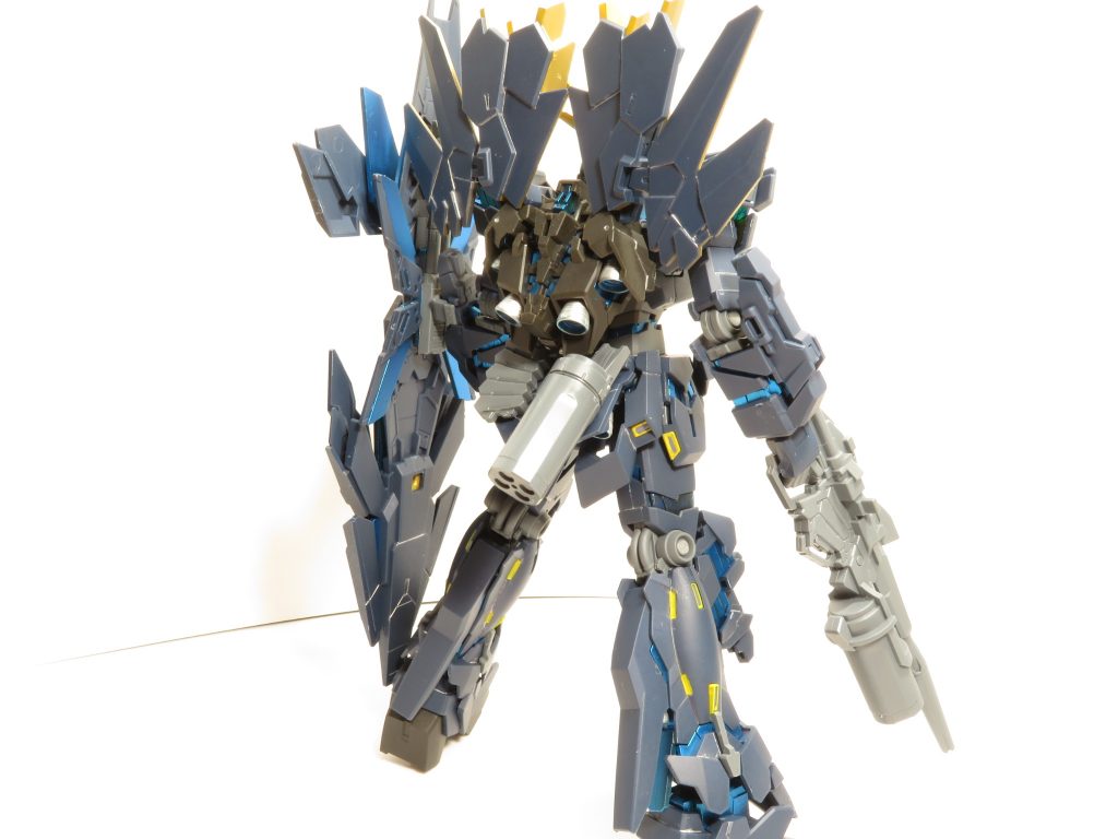 サイコフレームのカラーは、個人的にメタリックブルーが似合うと思い、マーカーエアブラシで塗り替え、細かいスラスターの黄色は、下地をマーカーのメカグレー→SEEDイエローで塗ってます。装甲は、水性艶消しクリアを吹いてフィニッシュしてます。