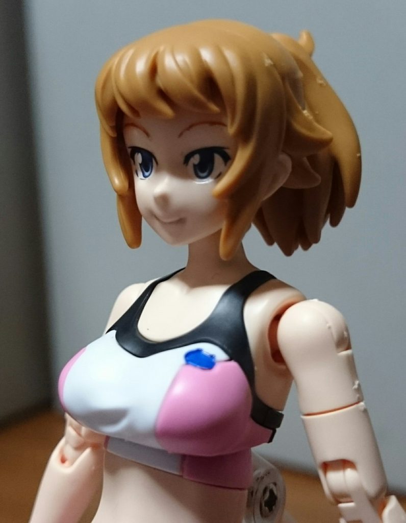 ・表情「笑顔」デフォとなってるものっスね。今回のキットの表情パーツはダイバーナミやアヤメさんのものと違い、目の部分が分割されていなければ、モールドもないので、シールor水転写デカールの2択となるっス。自分は目の部分を水転写で、眉を塗装してるっス。自分は水転写ちょっと苦手なんスけど、マークセッターまじべんり!(まぁそれでも形によっては結構頻繁に失敗するという不器用の極みなんスけど。眉も結局うまく貼れずに塗装に切り替えたし)