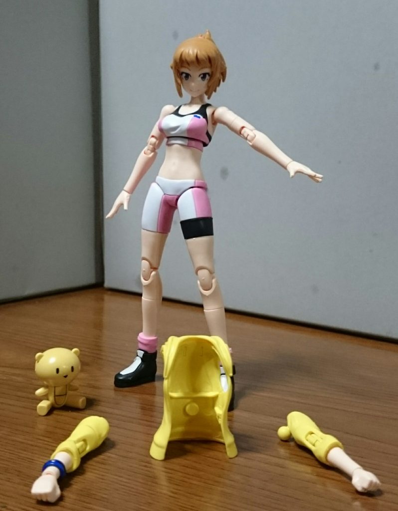 パーカーはフィギュアライズバストと同様に脱着可能っス!腕パーツは肩~前腕をそのまま差し替えっス。……しかしやっぱり中3女子のボディーじゃあないっスねコレ…そして女の子の私服でもねぇ!このパーカー姿で街中を歩いたり、飛行機に乗ったり、大会に出場したりするんだからとんでもナイス……ではなく、とんでもないっス