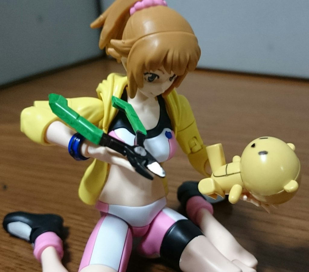 プチプチッガイを改造!……表情に影が射してることも合わさって、なんだかキケンなことをしているような感じに…ちなみにニッパーはダイバーナミに付属している武器のニッパー部分に3mm棒を使用して、ニッパー単体にしてるっス。色は自分が愛用しているケロロニッパーカラーに塗装(若干色味は違うけど、てかフミナとサイズも合ってないっスね)