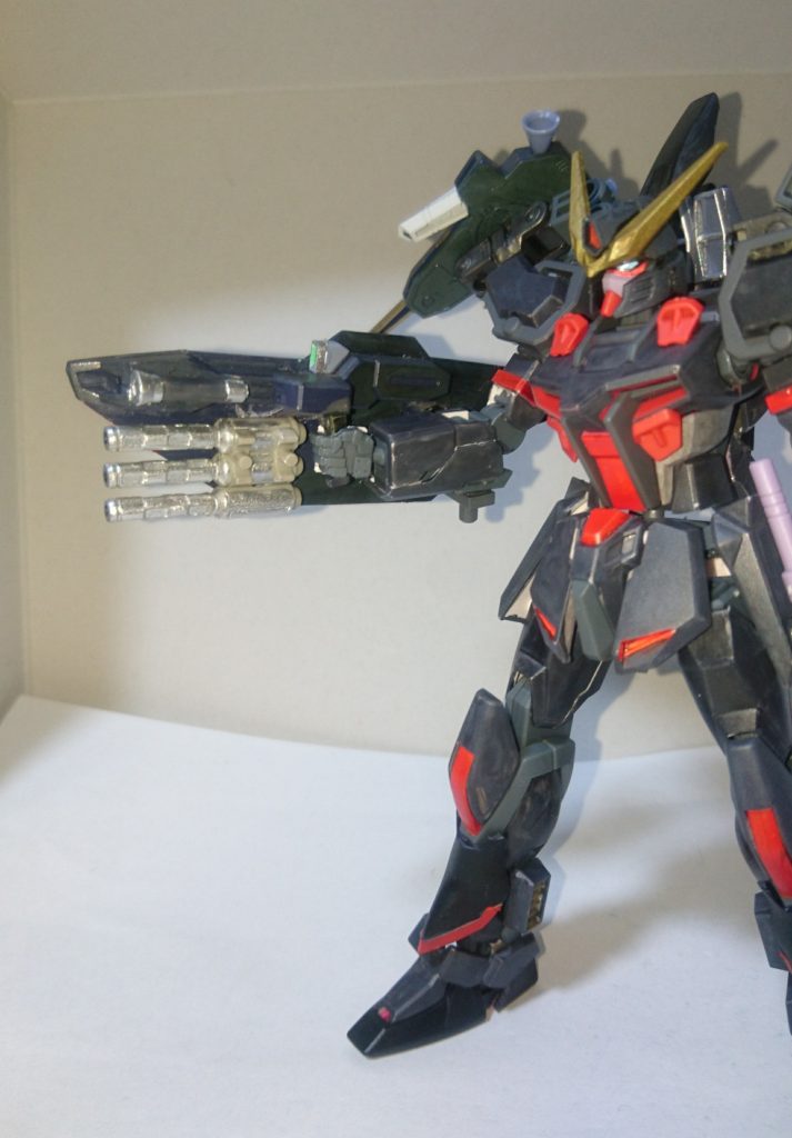 ◯武装紹介など功盾システム「トリケロスMk-2」ブリッツガンダムのトリケロスの改良型で、三種類の武装の一つ「ランサーダート」を外し、代わりに「三連装マシンキャノン」を搭載しました。これに関しては、ブリッツガンダムには頭部バルカンが無いという地味な弱点を補うといった背景があり、これにより迎撃が容易になっただけでなく、攻撃の手数も増えるという利点に繋がっている。ビームライフルはNジャマーキャンセラーにより、出力問題も解決している為、フリーダムガンダムクラスの出力で放てます。