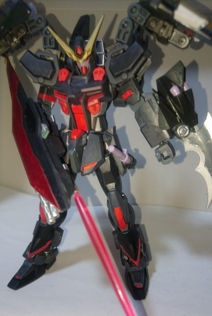 ビームサーベルはトリケロスに付属している物以外に、腰部に予備のサーベルが一本付属しています。腰部のサーベルはペイルライダーみたいに可動するため、取り出しやすくしました。