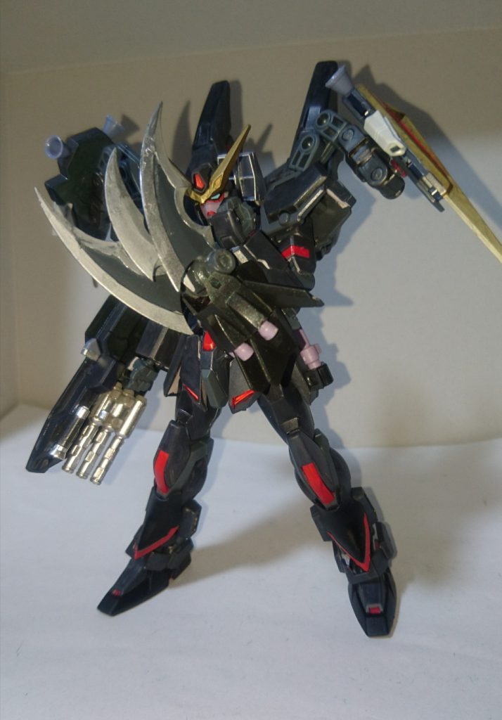 ハーケンファウスト改NダガーNが装備しているタイプの改良型で、爪部分が大型化しています。因みにこの爪はレアメタル製の為、非常に強度は高く、その気になればビームも切り裂きます。また、画像のように爪は可動します。ブリッツガンダムのグレイプニールのように射出も可能だが、この機体に関しては、そのまま格闘専用として運用するのが良いとされる。