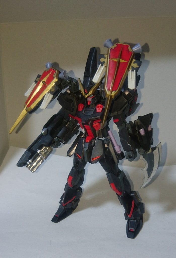 小型功盾システム「ベイルピアサー」肩部に装着する小型の功盾システムで、サブアームにより可動し、攻撃を防ぐだけでなく、シールドに搭載されている2門のリニアガンで色々な角度から攻撃も可能となっています。