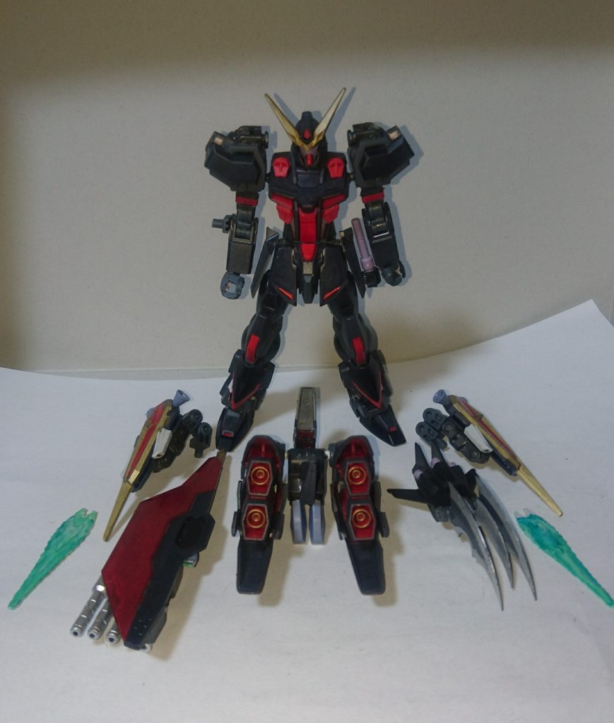 紹介した武装たちは全て外せますので、この状態になると、武装が腰部にあるアーマーシュナイダーと予備のビームサーベルだけといった漢らしいものになります。(但しミラージュコロイドはあるので、展開して撤退すると思われる。)本体の武装が少ないブリッツガンダムの弱点は解消されてないのが、解りますね。