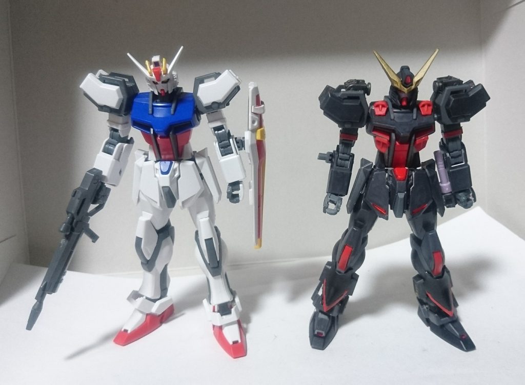 武装無し状態で、ストライクガンダムと並んでみる。元のボディがストライクルージュなので、頭部以外似ているのは当たり前ですが、ブリッツガンダムっぽさは出ているかなと思います