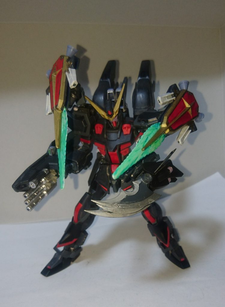 シールドの先端からはビーム刃が展開されるため、接近戦時のサポートや、ミラージュコロイド展開時の不意討ちにも活用されます。当然シールドごと射出も可能ですが、攻撃手段と防御面の低下は避けられないため、いざという時以外は放つことはしないだろう。