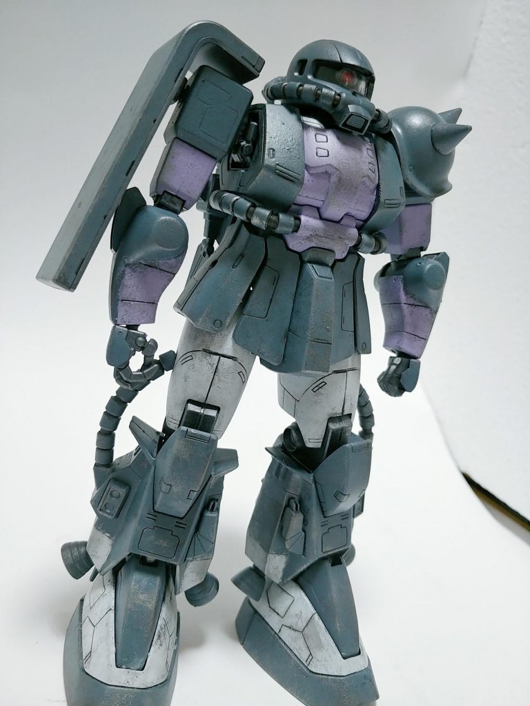 色が変わるだけで強そうにも弱そうにも見えるザクのデザインはやっぱりすごい。一般人からしたら怖いけどライダーと対峙すると途端に弱そうに見えてくるショッカー戦闘員のデザインにも通じるものがあるような気がしたりしなかったり