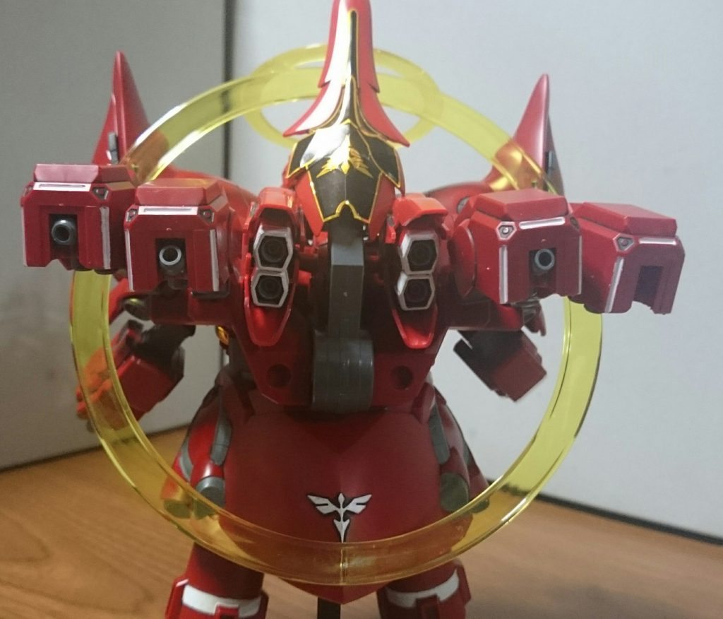 ・サイコシャード(大・小)背面のサイコシャード(大)はお尻のエンブレム下と両肩の3点で取りつけ、(小)はシールドに取りつけっス。ちなみに本体にあるシャードのフレーム部分は無可動で、クリアパーツに取りつけることもないっス。というか、スカート部分のフレームについては別パーツでもなければ、シールでの補完もないという…ただ、袋に入ってる時点で、両方とも歪んでたんスよね…