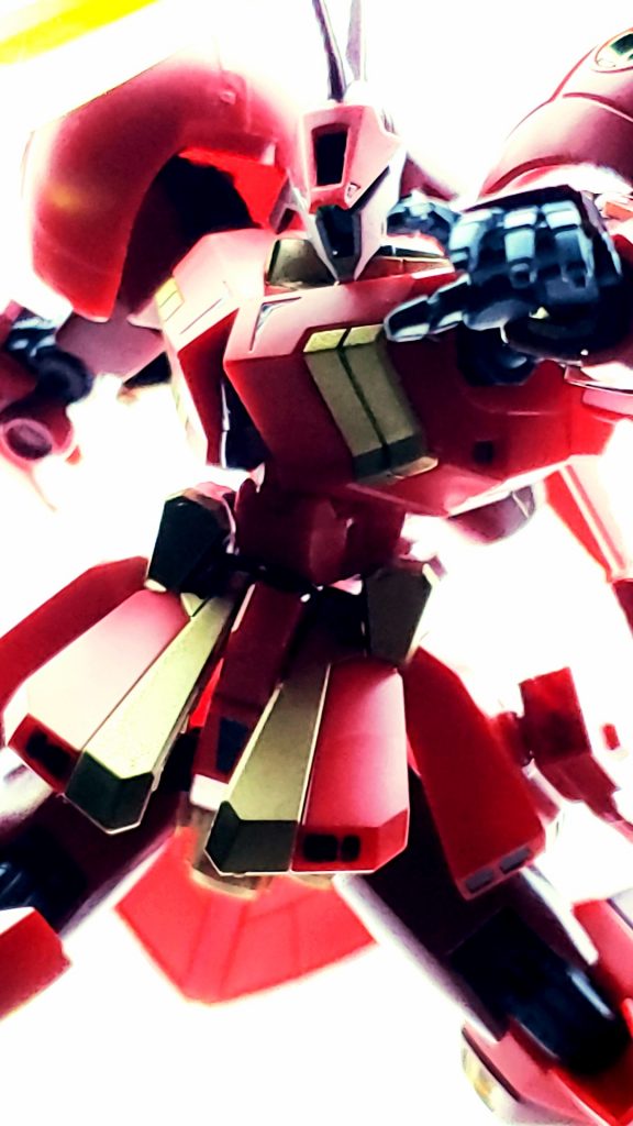 レッドは成形色です。赤褐色はメタリックレッドでトーンダウンさせ、胸や肩のイエローはゴールドを使いマットな輝きがあります😉 