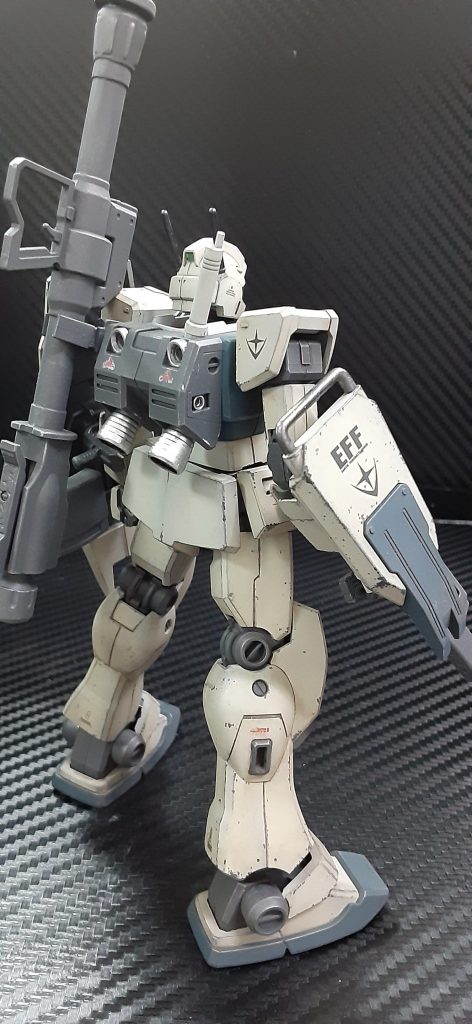 バックパックにはリバイブガンダムのバズーカラックをつけ、ランチャーとジムライフルは担がせることができるようにしました。