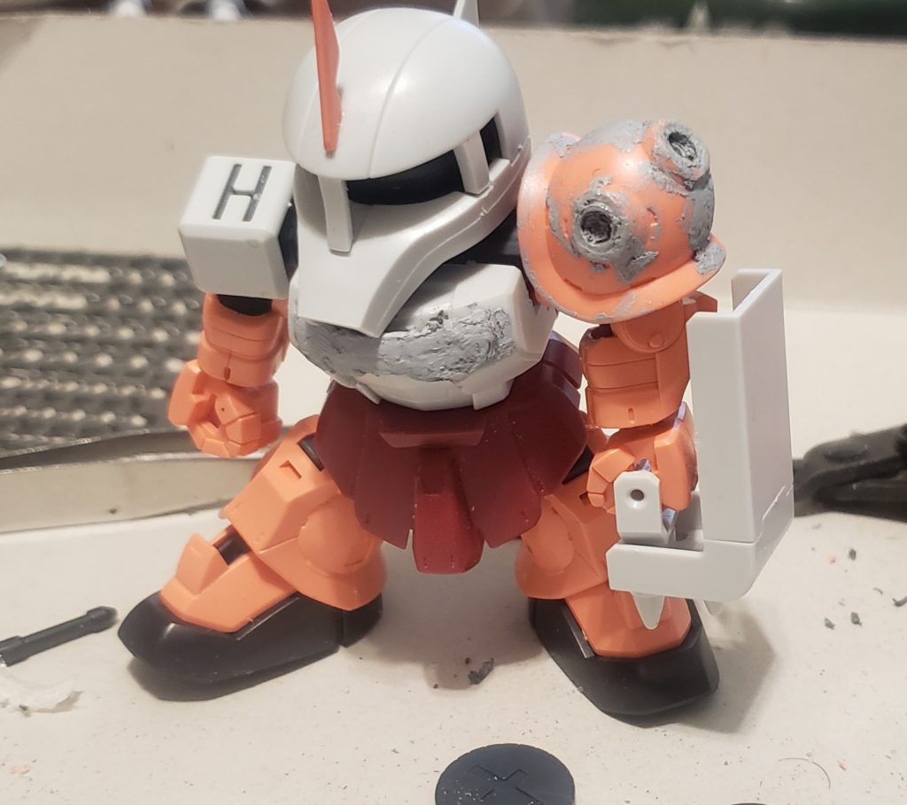 ツノが欲しかったのでシャアザクをベースにしています