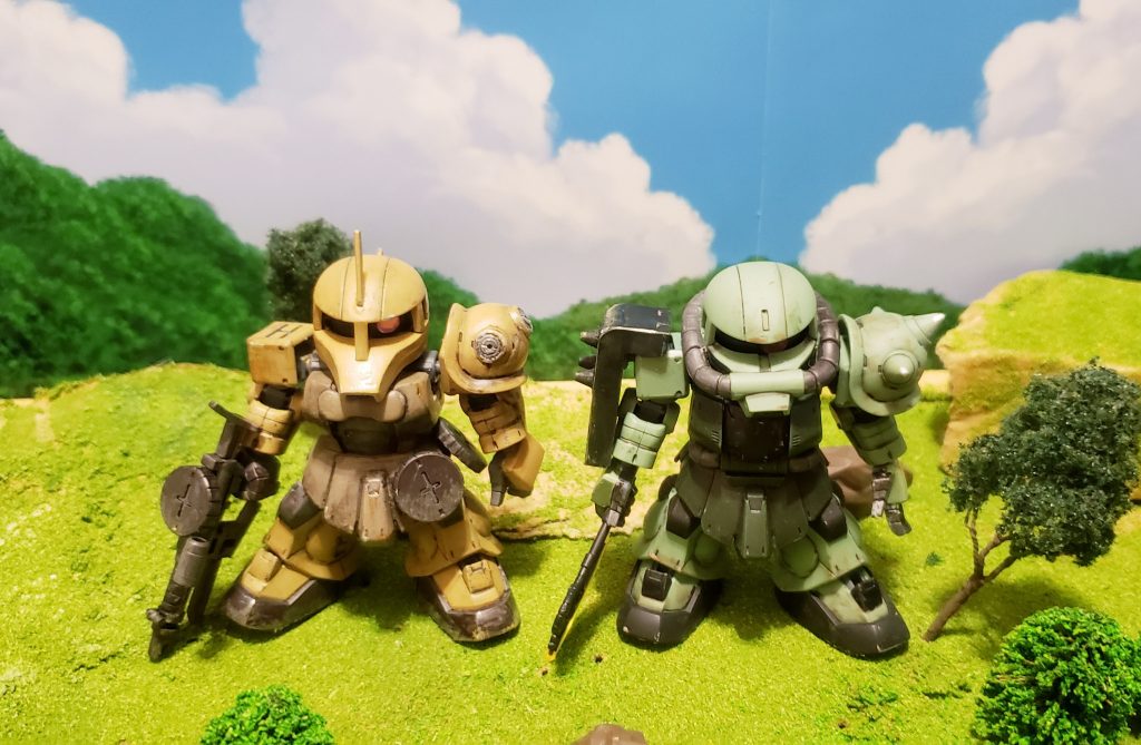 ザクIIとの比較共通パーツ部分もダクトを切り落としたりスカート上部の出っ張りを切り落としたりしています