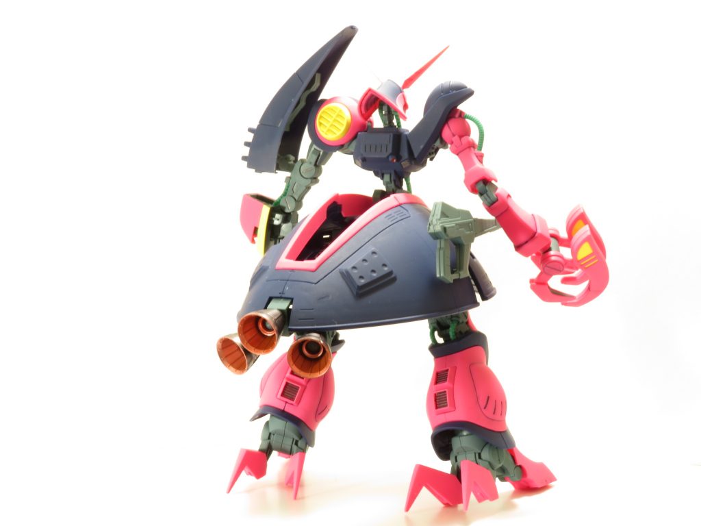 部分塗装と艶消しクリアだけですがめっちゃ綺麗に仕上がります。スラスターは、メタリックレッドとメタリックダークグレーのガンダムマーカーで塗装してます。(この部分が綺麗に塗れててお気に入りです。)