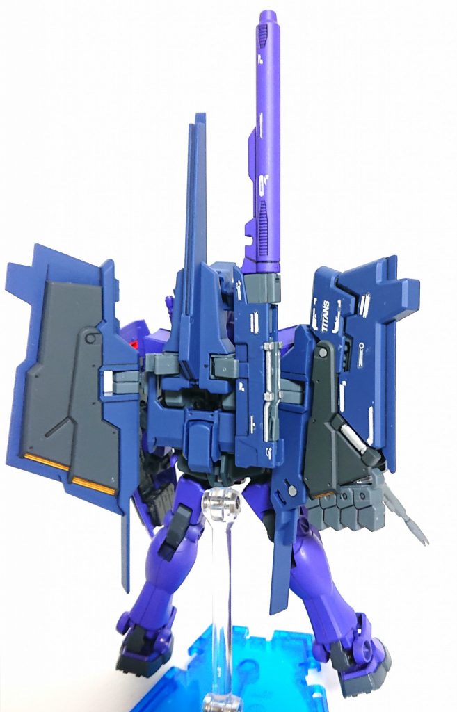 バックショット。フルドドの右側は変形させたりして前面に出るのでデカールは貼ってますが左側は飾ると見えないのでデカールの節約と労力カットのため貼ってません。