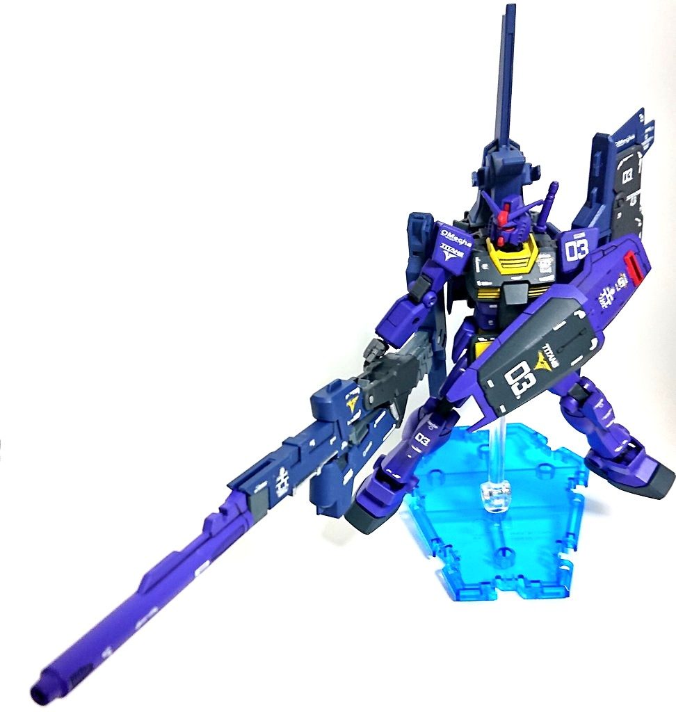 フルドドのギミックを使ってバックパックは格闘モードと長距離砲撃型に変形可能です。