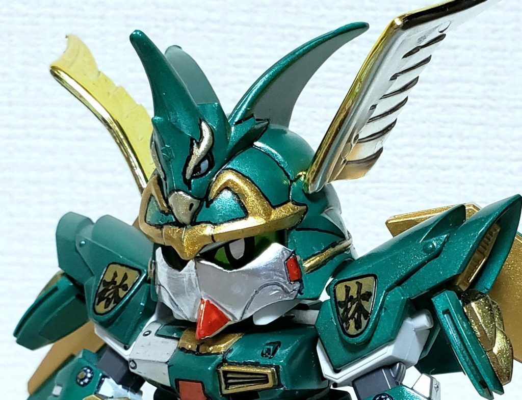 兜は目を少し削り拡大したくらいです。肩鎧はHGガンダムフェニーチェリナーシタのものに密林の肩鎧の一部と隼頑駄無の爪を移植。はじめは隼と密林のミキシングを目指していたのですが、結局隼の出番はここだけになってしまいました。