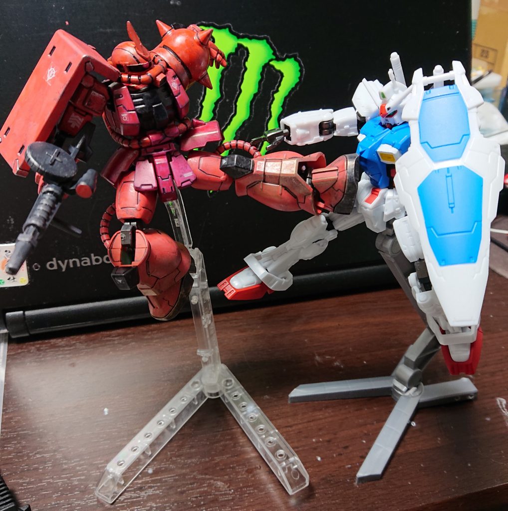 シャアザクといったら、ガンダムの腹にキックをかましているシーンが印象的だったので再現しようと思ったら、Gフレームのガンダムが無かったので、同じGフレームのガンダム試作1号機を用いました。