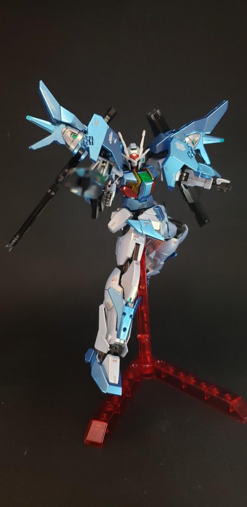 武装は、デスティニーを参考にした背部右側の大型剣「バスターソード」と左側の高出力砲「ロングライフル」[注 19]、機能を射撃のみに限定した専用ビームライフル、従来よりも切断能力を高めたフロントアーマー内のビームサーベル2基、ビームシールドモードと先端のフィンガーパーツを利用した多彩なマルチクローモードに変形する左右の手甲ユニット「スカイブレイサー」、エネルギー弾を蹴り出す「ダイバーシュート」などの多彩な蹴り技を可能とする左右のすね当て「スカイレガース」[29][33][注 20]。