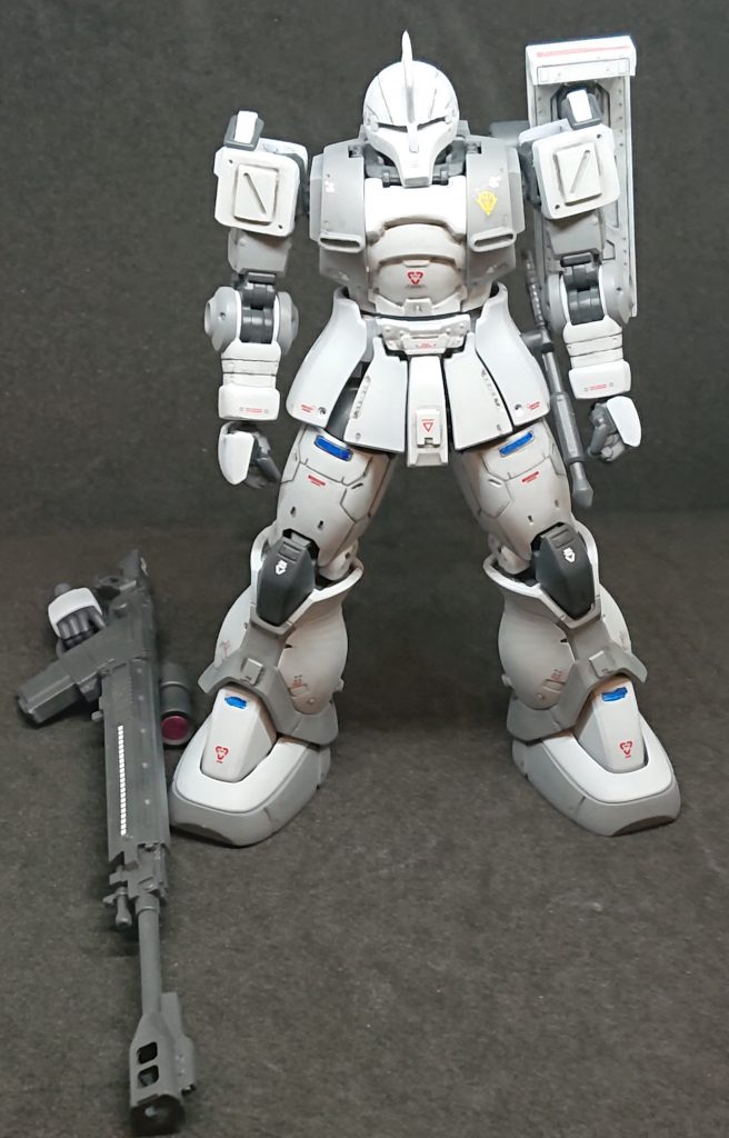 今回の武装はシールド、ライフル、格納時のヒートホークです。