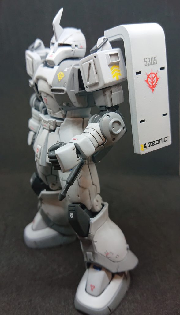 シールドはバックパックのアームから