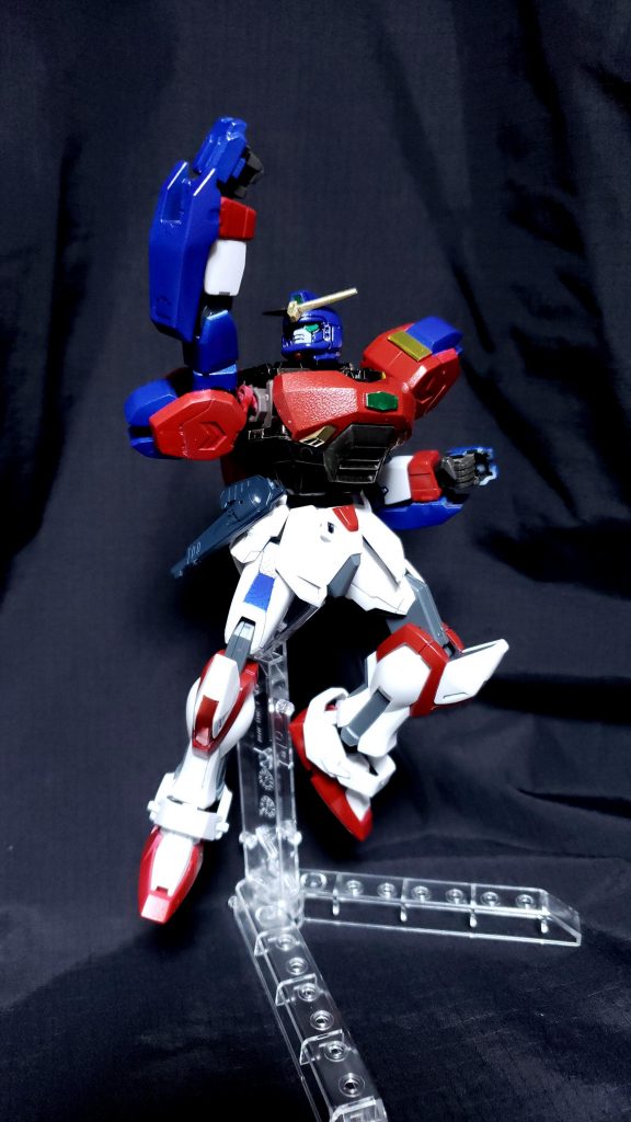 旧キット1/144箱絵のポーズ。殴られているボルトガンダムも現在制作中です。