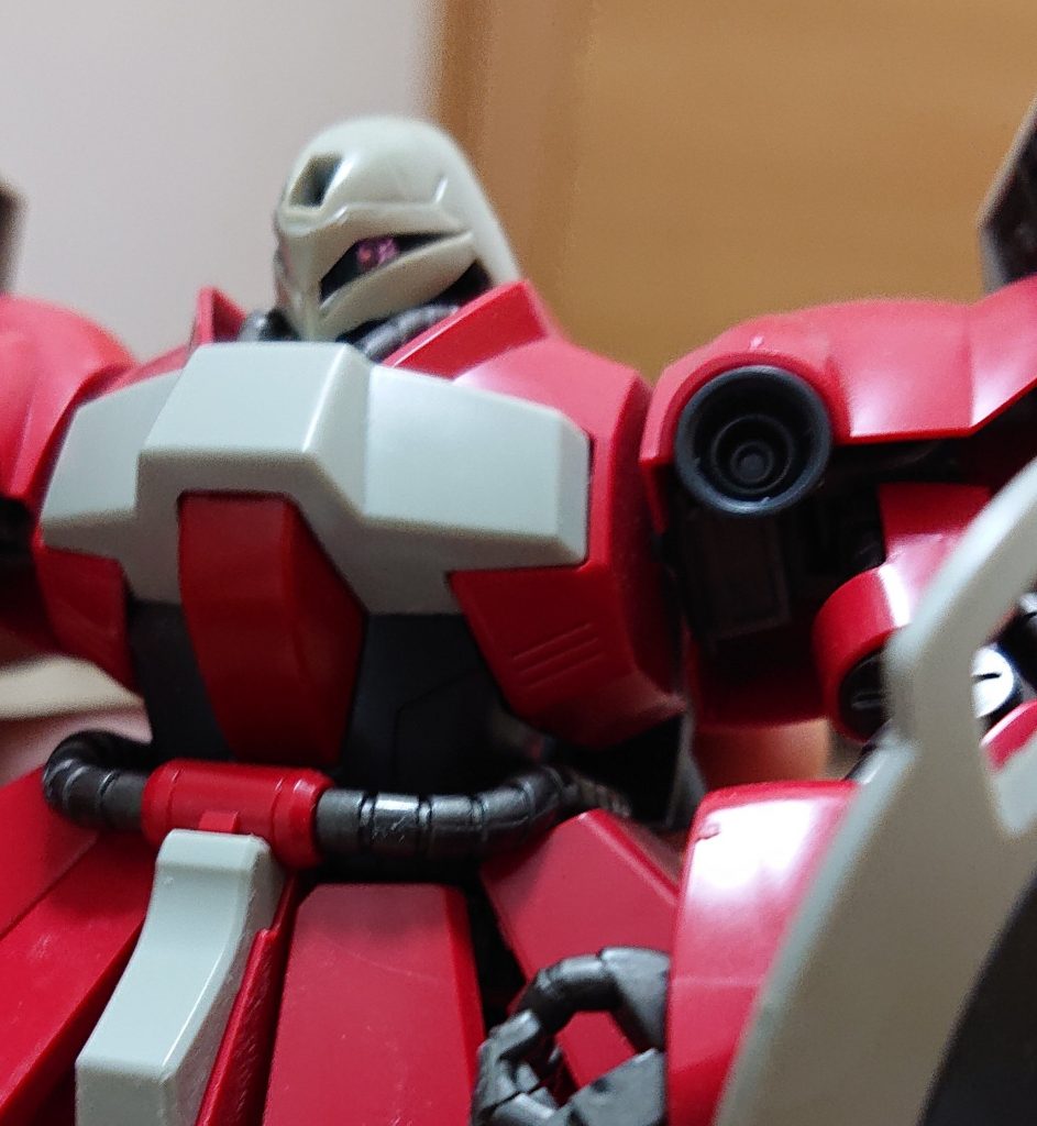 モノアイ周りと頭ん中くり抜いてキットと組み合わせ状態です。マスキング苦手なのでこの後パネルラインで切り刻みます