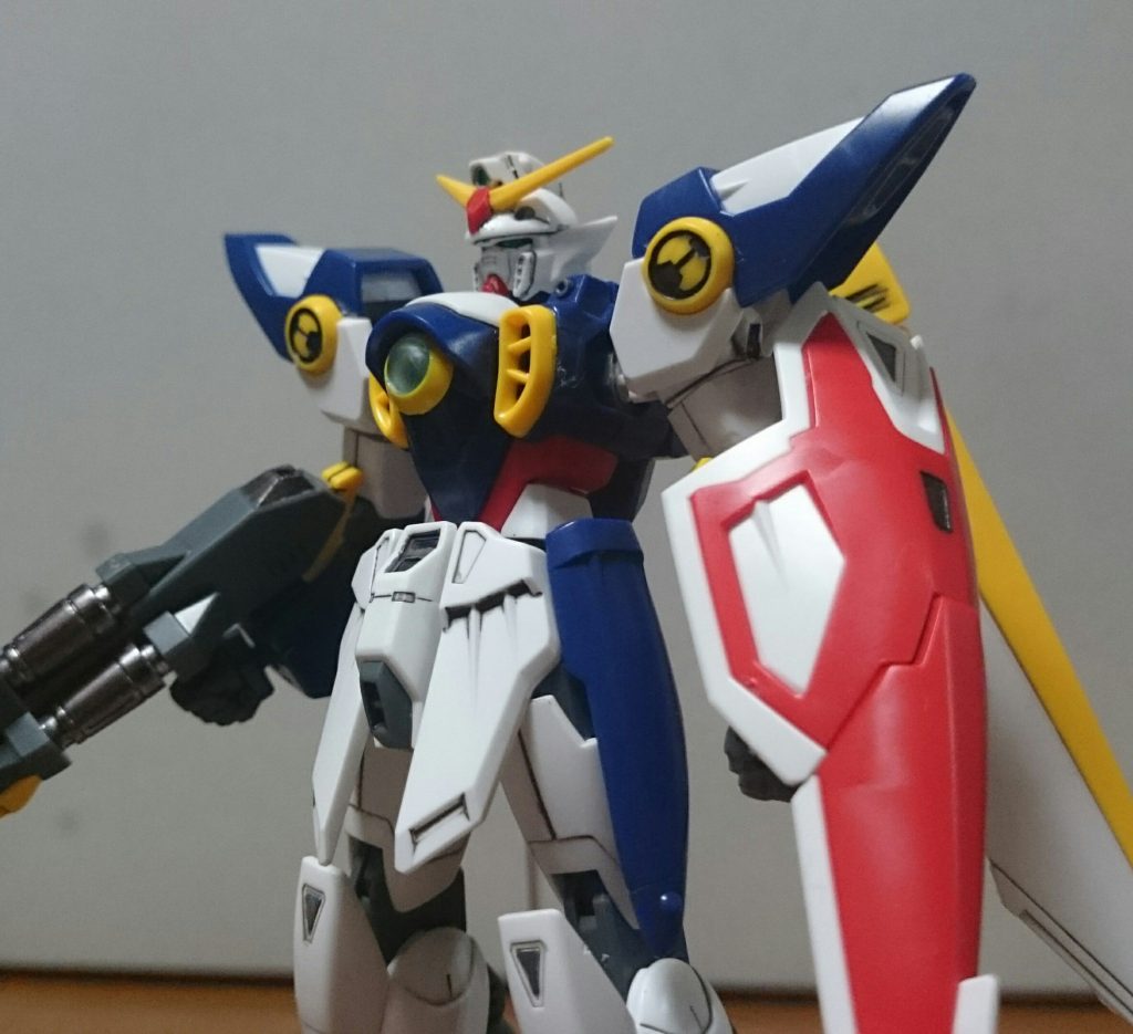 ・ウイングガンダムウイングのシールドの色分け見事っスね……正直赤の中の白の部分はシールか塗装かと身構えてたんですごく驚かされたっス。シール部分の他にもバスターライフルの一部や翼の赤い部分の白、胸のマシンキャノンやバルカン、肩スラスター等を部分塗装してるっス
