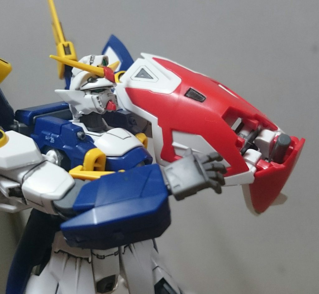 サーベル柄はシールドに収納出来るっス！ウイングのシールドには驚かされてばかりっス…ちなみに画像の平手はサンドロックから流用してるっス