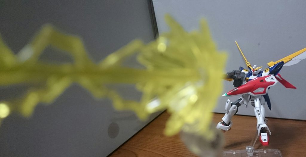 バスターライフル発射！大きなビームエフェクトがなかったので遠近法を使って再現ス。一応フィギュアライズスタンダードのドラゴンボール系に付属するエフェクトも試したんスけど、ベジットのスピリットソードは長さは十分でも大きさがまだ足りず、その他のイエローのエフェクトは大きさは概ねいい感じでも大体気功波っぽい形状だからどれもアウトだったっス…