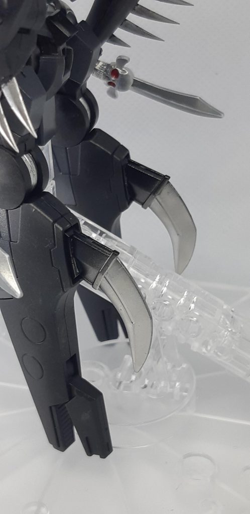 ふくらはぎにはビルダーズパーツのMSグランドのクロー。こちらはザベルみたいに出し入れできるイメージ。