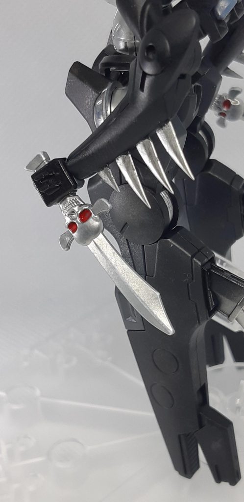 ナイフを持たせるために腕部をイナクトに改造。手はサイズを合わせたかったのでX1を使用。腕のエッジディテールがアマゾン要素。