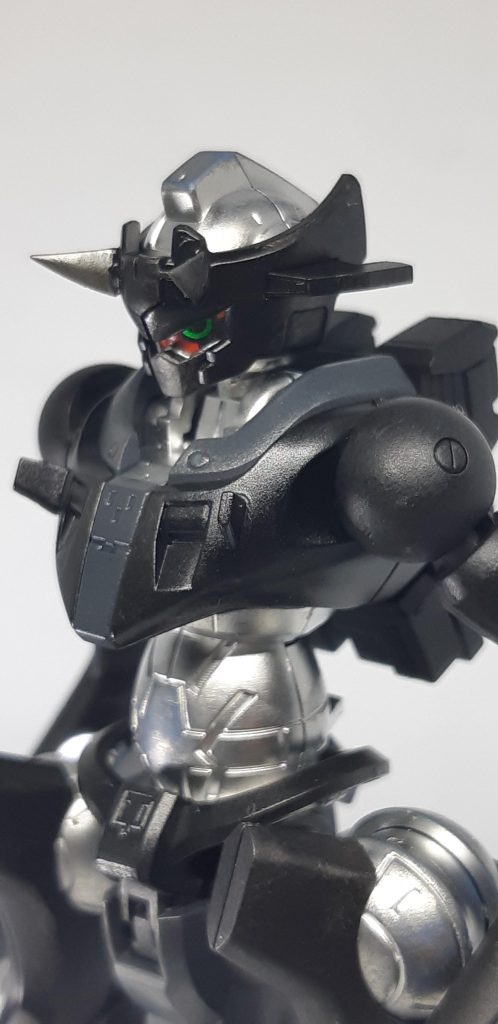 改造は主にMSGのエッジディテールを使用。額や腕の他、分かりにくいですが胸部にもつけています。MGや大型MSのワンポイントに使っても良さげ。