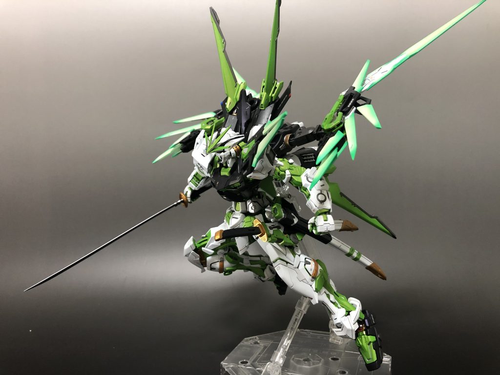 高速移動モード(通常モード)パイロット・・・ユキト・一刀ダンテにより叢雲劾よりも前に秘密裏につくられた戦闘用コーディネーターダンテをオヤジ、またはダンテと呼ぶ