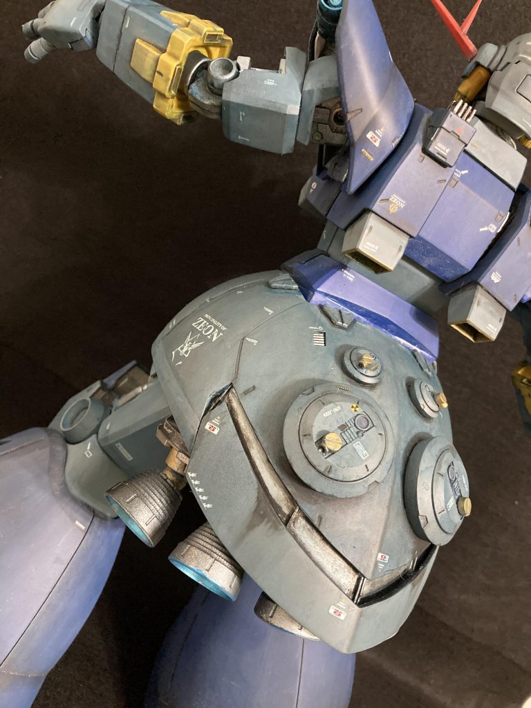 スカートもディテール変更してバーニアを外にはみ出させました。