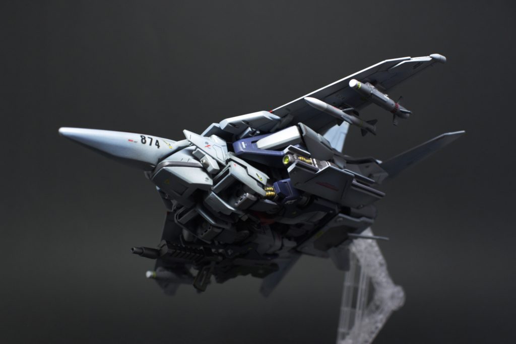 肩のスラスターがエアインテークになるのがポイント。ミリタリーモデルっぽさを…ということでデカールをいつもの倍くらい貼っています。実は今回グラデーションの迷彩とシャドウ吹き初めてだったんですが、うまく行ってくれて本当に良かったです、、