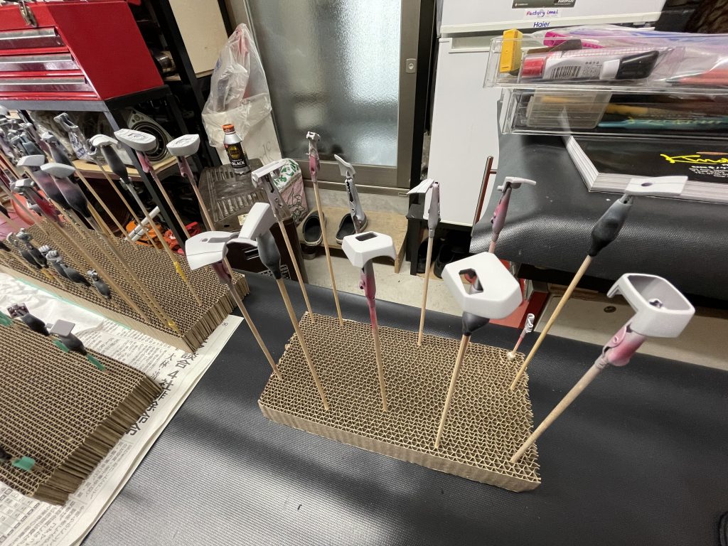 一旦ライトグレーのサフを全パーツに吹きました