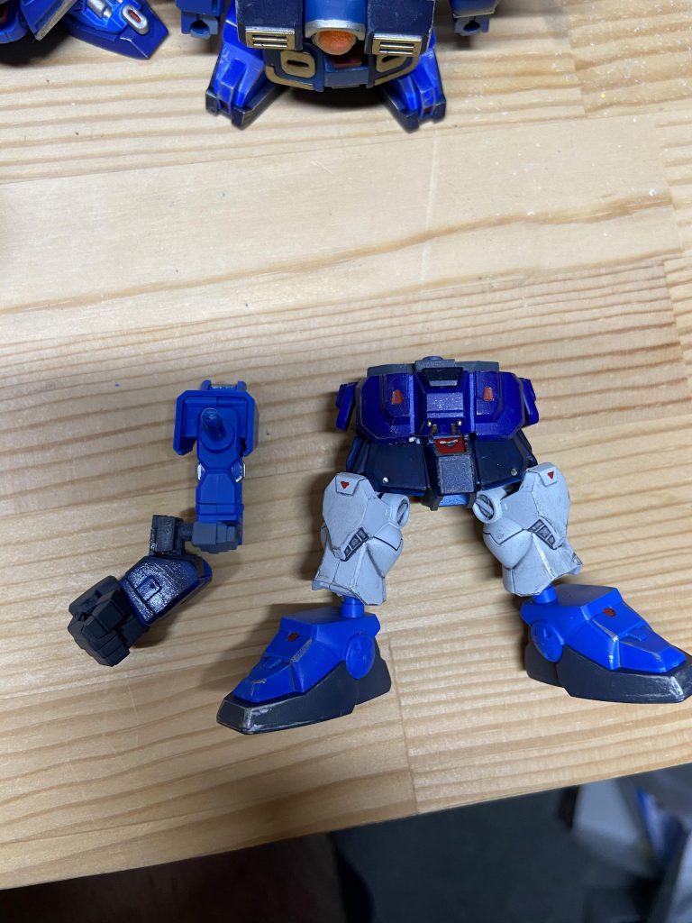 仕組みはこう!腰はフロントアーマー延長イメージだけれども高確率でダルマ落としのようになってしまうのは反省。SDCS陸ガンをベースに以下改造。腹部ジョイントの軸関節化。足首接続をポリキャップ化。腕フレームをカットし余りランナーで持ち手を作成。スネはRX78、ポリキャップ仕込みやすかったので。延長腕は持ち手で握らせているだけのため、チープさをどうにか隠そうかとも思いましたが、このやっつけ感が可愛く、軽くカバーをつけるだけにしました。