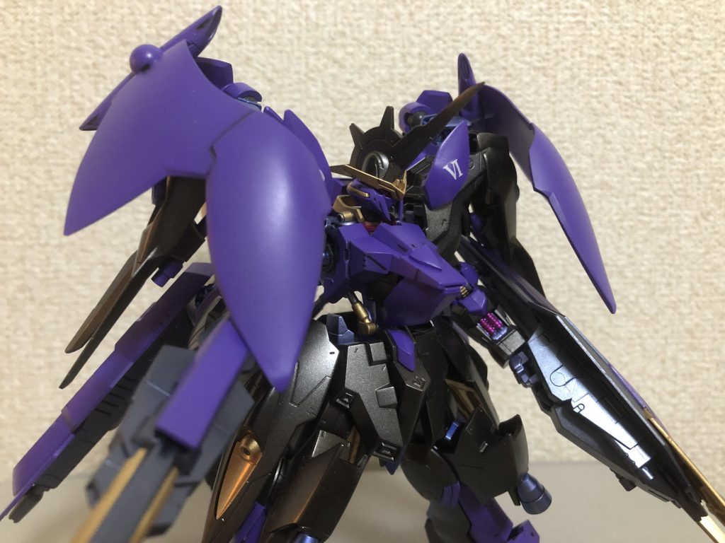 寄りで。装甲に隠れてしまってほとんど見えませんが、ガンダムフレームは塗り分けています。腕のところのパイプのピンクが自分なりのおしゃれポイントです。
