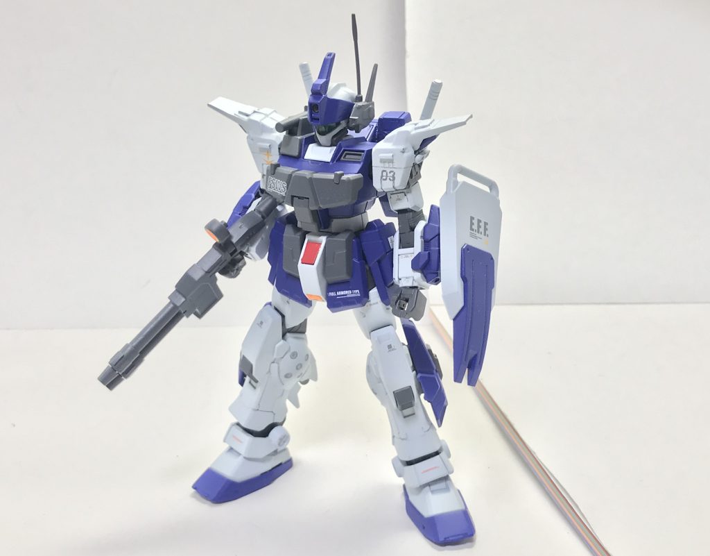 正面。パーツの流用元であるFSWS計画ではジムのフルアーマー化プランも検討されていたが、地上、宇宙共に突撃前衛を務める本機においては機動性も求められたため、装甲化はあくまで正面に限定されている。また、試作型バルカン・ポッドなど、当時としては最新鋭の兵装を取り入れていることも大きな特徴であるといえるだろう。
