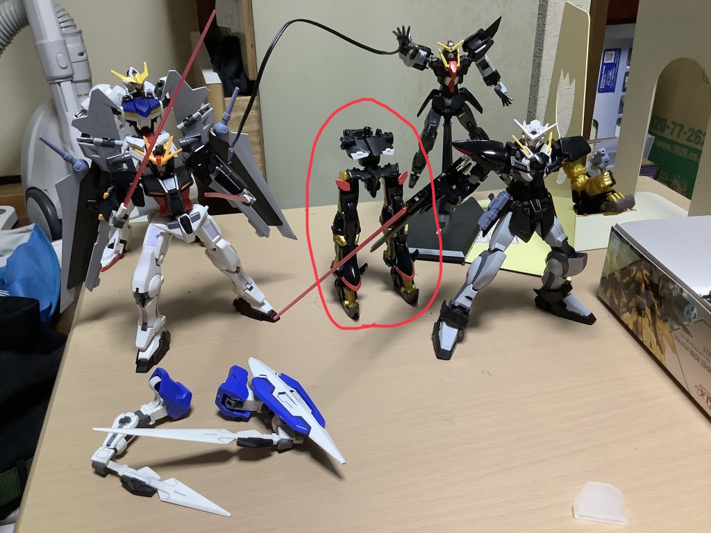 脚に関しては早々に軸接続のキットが見つかったものの、そのまま嵌めると写真の様な感じでバランスが悪くなることで悩んでましたが、Gーエルスの腰をオーバーフラッグの下半身股関節にある台座用の穴に連結させることで胴体と脚のバランスを保ちました。しかしこの間に引っ越し(就職のための)があり、天ミナを実家に置いてきてしまったため、ちょうど再販されてたAGE2ダークハウンドの脚を使いました。(ダークハウンドの腰でもはまりはしましたがリアアーマーが干渉してアウト)