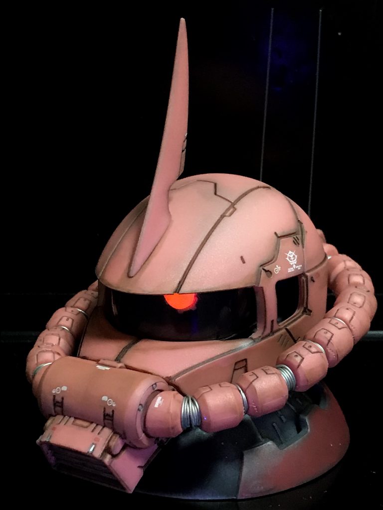 元々のモノアイは削ってしまい、市販のクリア部品を貼りました。蛍光クリヤーレッドを塗りましたので、ブラックライトで光ります。中が透け過ぎないように、モノアイカバーには薄くスモークを吹いてあります。