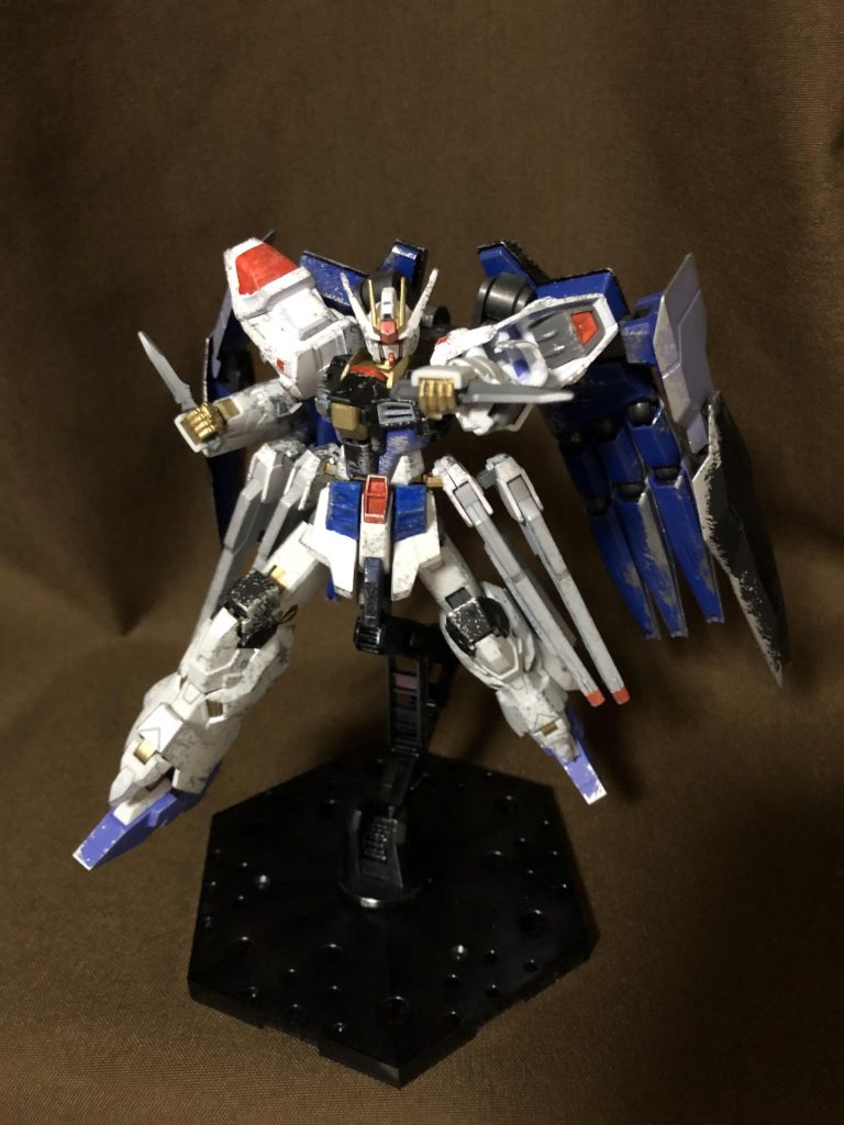 《対装甲コンバットナイフ アーマーシュナイダー》ストライクに装備されていたものと同型の超硬度金属製戦闘用ナイフ。未使用時は腕部のホルダーに収納される。尚ストライクが運用する場合は『MS側の残存電力を気にすることなく使える』という明確な利点があった本武装ではあるが、NJCを搭載したことによりバッテリー切れの心配がない本機が使用するのは非合理的であるとされている。しかしキラはいずれこの武装を使う(使わざるを得ない程に追い詰められる)ことを予感しており、当初の開発図面にはなかった収納用ホルダーを増設してまで無理やり装備している。そんな彼の脳裏には、かつてアスラン・ザラがその名を口にしていた顔も知らないザフトのエースパイロットの存在が浮かんでいたという──。