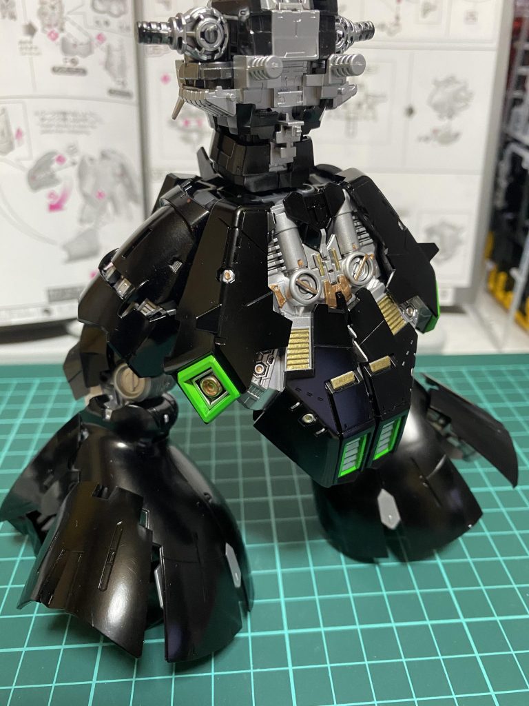 デカールも金色を購入済みだったので頭の中では、もう完全に出来上がっていました。